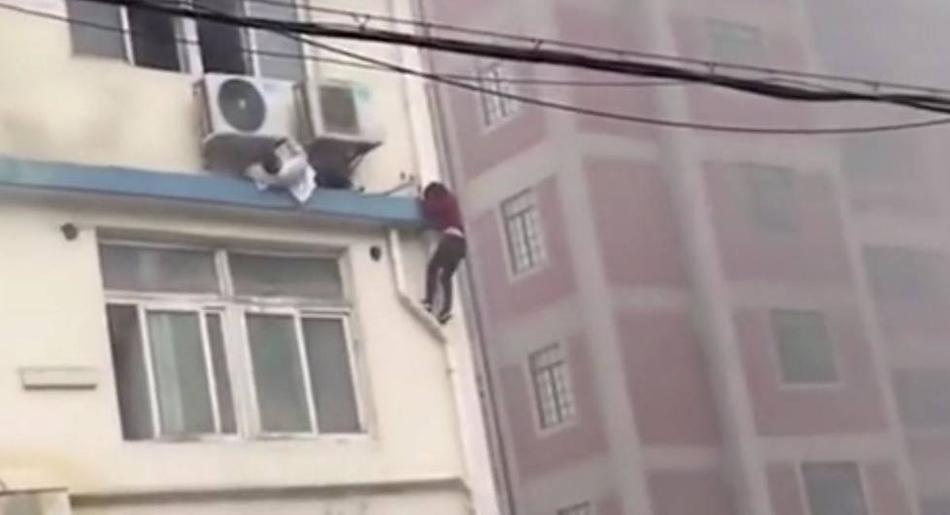 沒有緩降器,上海辦公樓起大火被困人員只能爬墻驚險逃生