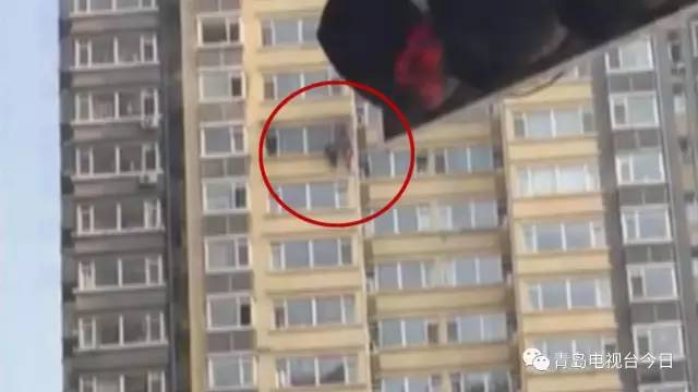 高樓發(fā)生火災(zāi)住戶被困18樓窗外