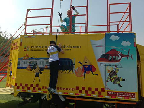 青島九中學校在億和海麗培訓講師指導高層緩降訓練